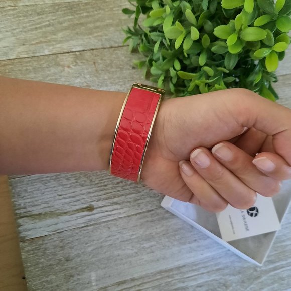 Daniela Swaebe Crimson Red Crocodile Inlay Wide Hinge Bangle - Goldtone, New! - Picture 9 of 16